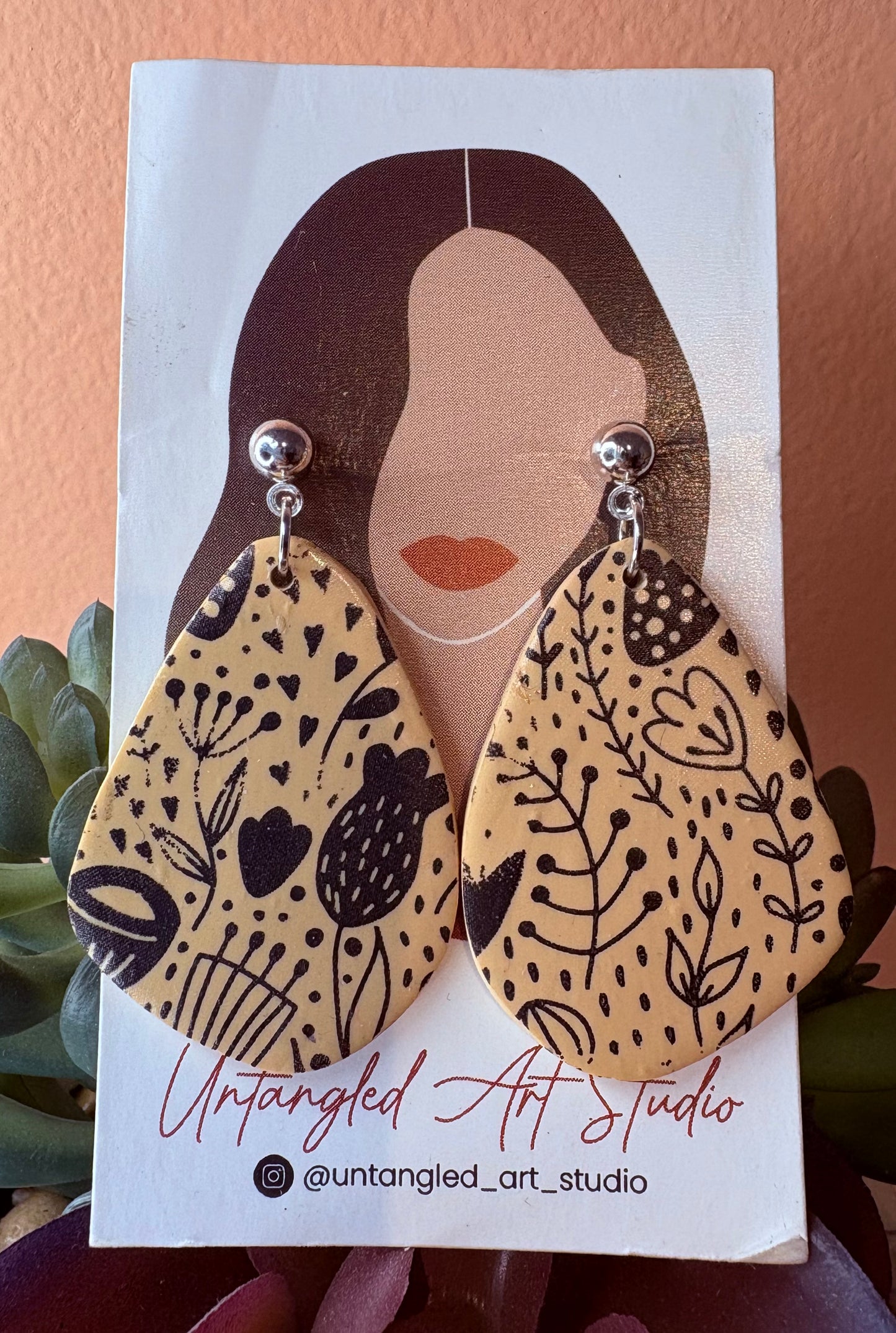 Dani- Flower motif earrings